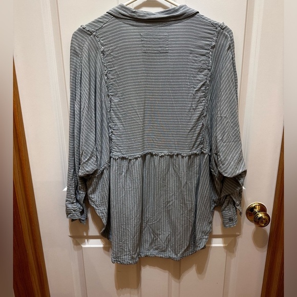 Free People We the free oversized Chambray white and blue stripe shirt Sz Small - Picture 4 of 8